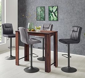 4 Barhocker in Vintage Antrazith um dunkelbraunen Bartisch aus Holz angeordnet