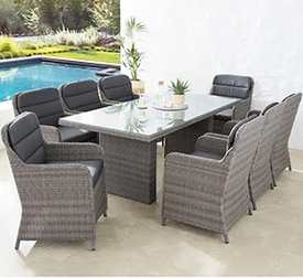 Gartenmöbel-Set bestehend aus 1 Tisch und 8 Stühlen aus braunem Polyrattan mit dunkelgrauen Sitzauflagen und Tischplatte aus Sicherheitsglas