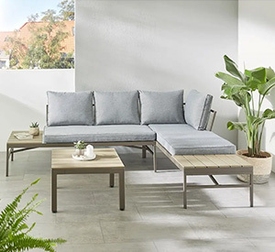 Gartenlounge-Set bestehend aus 2 Bänken und einem Tisch in braun, Sitzauflagen in hellgrau