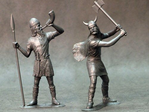 Набор из двух фигур: Варвары (собранные). Высота: 15 см