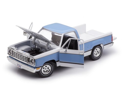 Модель в масштабе 1/18 Dodge D100 Adverturer Sweptline 1977