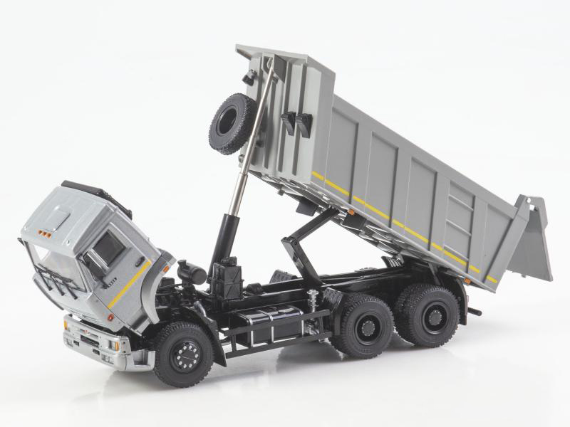 Модель в масштабе 1/43 КАМАЗ-6520 самосвал