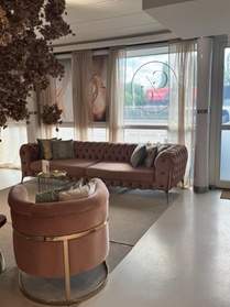 Stralende huidboost met een hydrafacial-behandeling