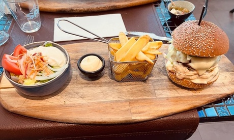 Formule hamburger au choix avec frites et salade pour 1 à 4 personnes