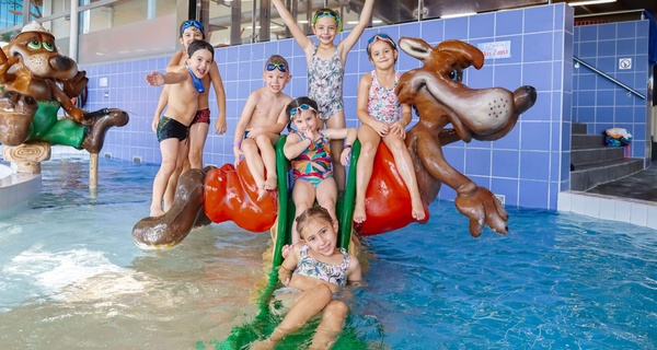 1, 2, 3 ou 4 entrées : entre bain à bulles, parcours aquatiques et piscine olympique (jusqu'à 47% de remise)