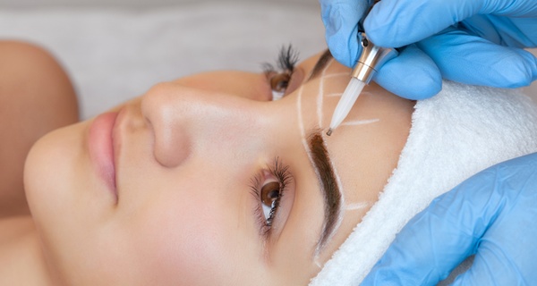Séance de microblading à l'institut S-Beauté à Woluwe-Saint-Lambert