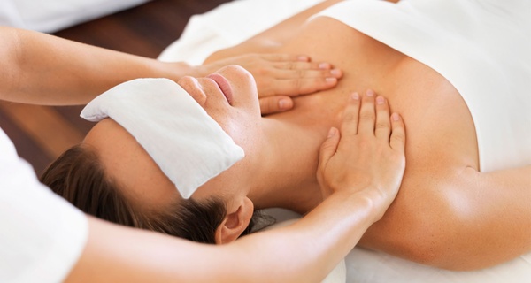 Séances de soins pour le visage et le cou avec peeling en option au Centre Physiobeauty