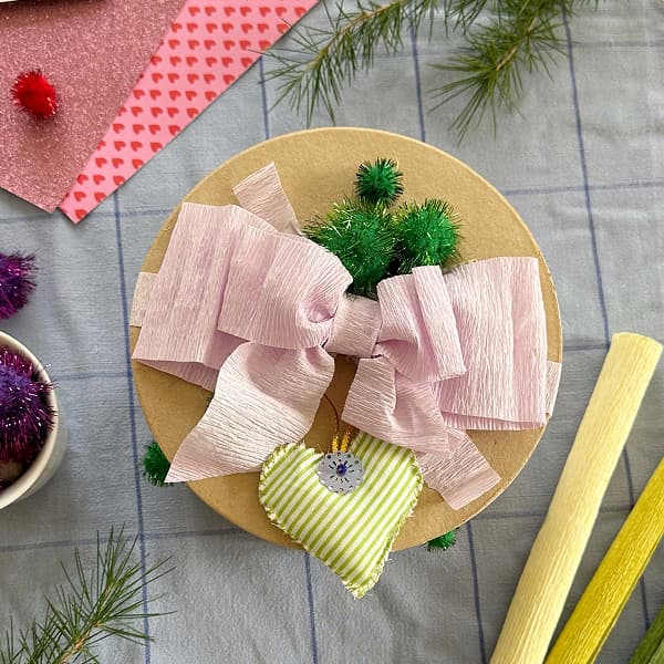 Gift wrapping in round cardboard boxes
