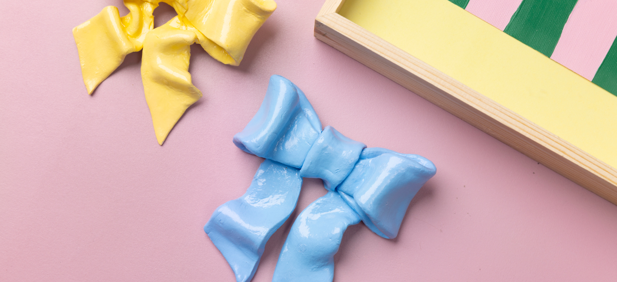 Decorative bow in self-hardening clay