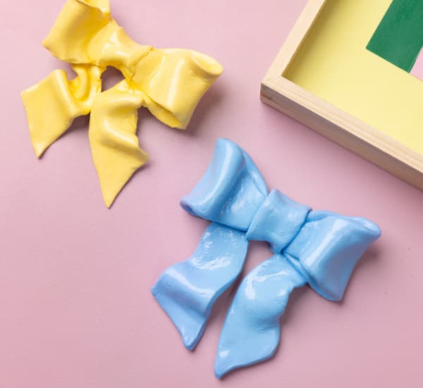 Decorative bow in self-hardening clay