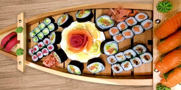 Sushi sety s 24–80 ks, polévka, salát i závitky