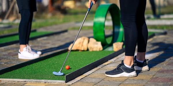 Minigolf o 36 jamkách: hra pro 2 osoby i rodinu