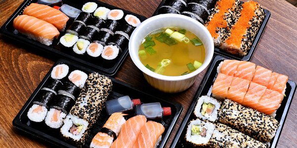 Výběr ze 6 sushi setů s sebou: 14–34 ks, i polévka