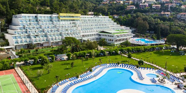 Chorvatský hotel v Rabacu přímo u moře s polopenzí