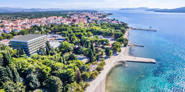 Chorvatská Vodice: hotel u pláže, polopenze, bazén