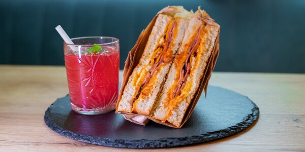 Zapečené i čerstvé toasty, příloha a nápoj: 1–2 osoby