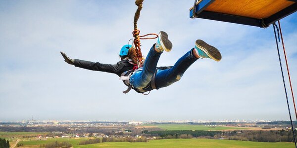 Extrémní bungee jumping z televizní věže či jeřábu