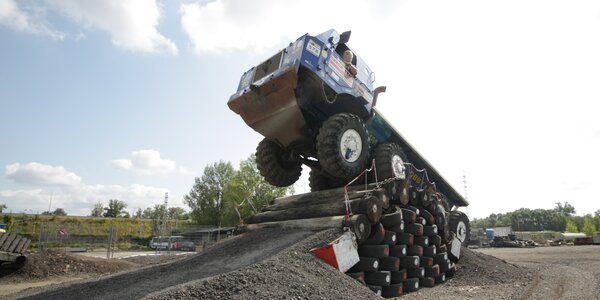 15–60 minut drtivé jízdy v kabině giganta Tatra