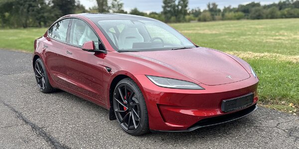 Jízda v elektromobilu Tesla Model 3 Performance highland 2024