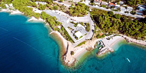 Plážový resort u Omiše: all inclusive light, 3. a 4. osoby zdarma