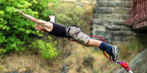 Extrémní bungee jumping z nejvyššího mostu v ČR