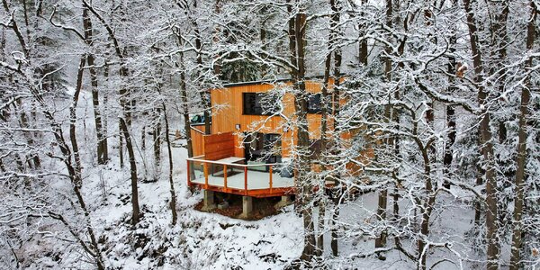 Moderní chata u řeky v jižních Čechách: sauna i terasa