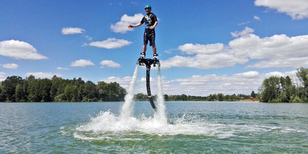 Flyboard: let na plné trysky nad hladinou vody