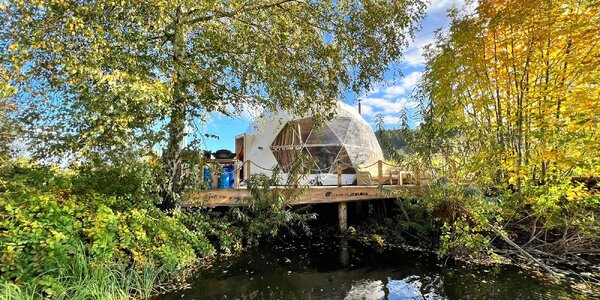 Glamping s rybníkem a horkou lázní na severu Čech