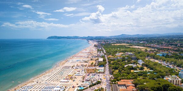 Rimini: 3* hotel u pláže, snídaně i 1 noc zdarma