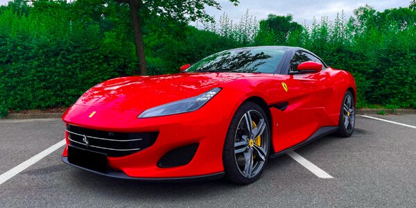 Až 60 min. za volantem luxusního Ferrari Portofino