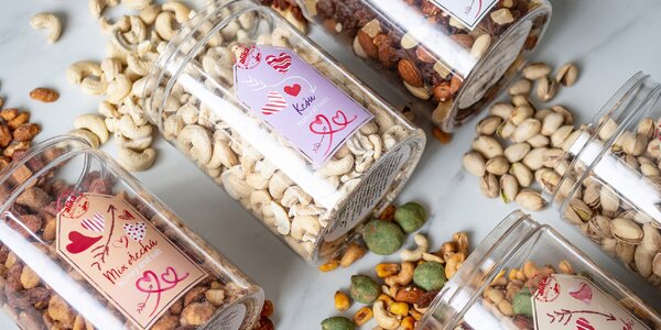 Dózy pestrých směsí sladkých i slaných ořechů