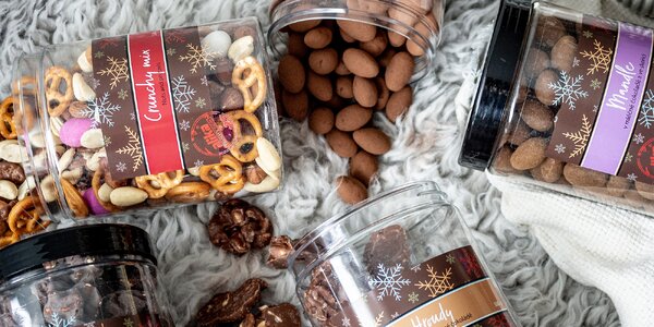 Dózy pestrých směsí sladkých i slaných ořechů