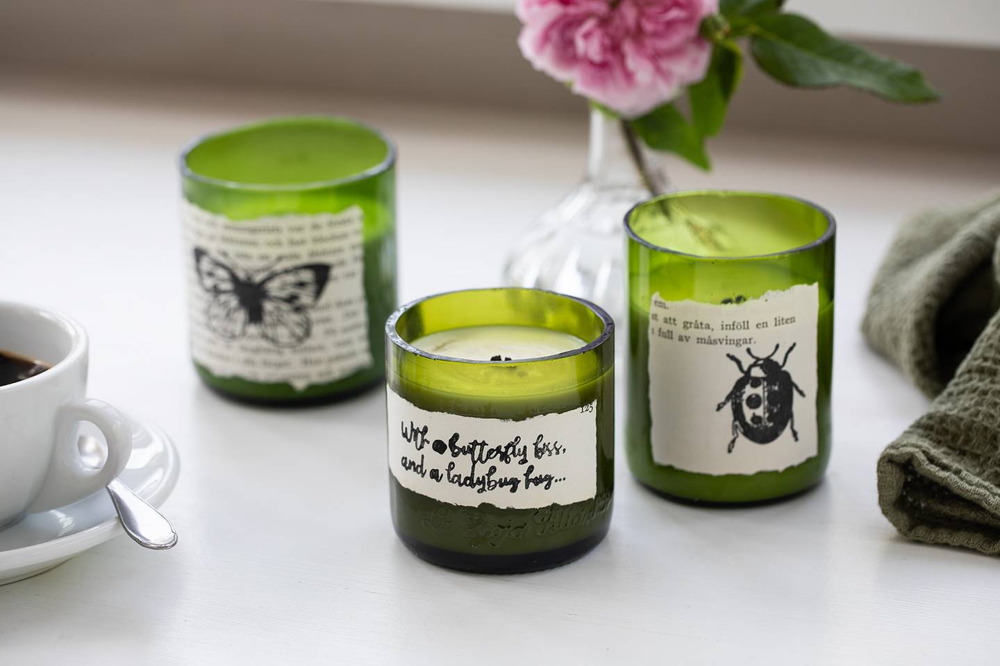 Rapsvaxljus i kapade glasflaskor