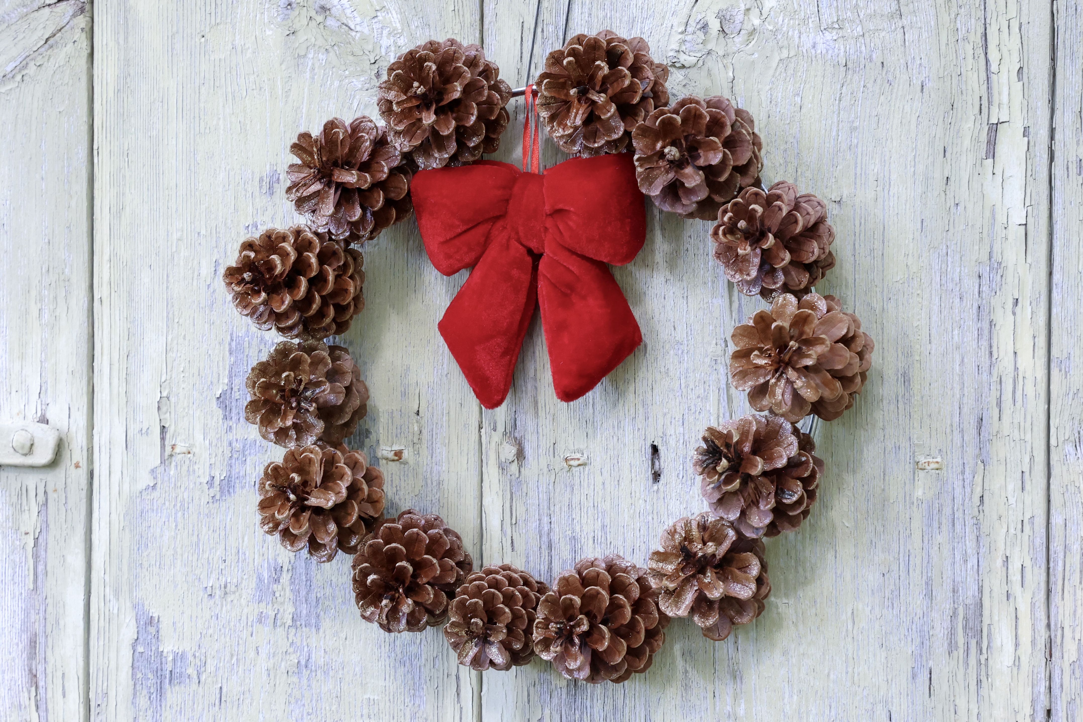 Stadig krans med kottar