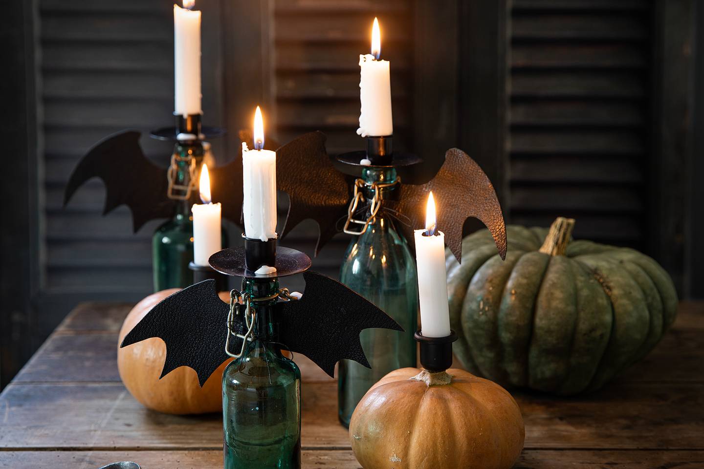 Fladdrande fladdermusvingar och pumpor med ljus