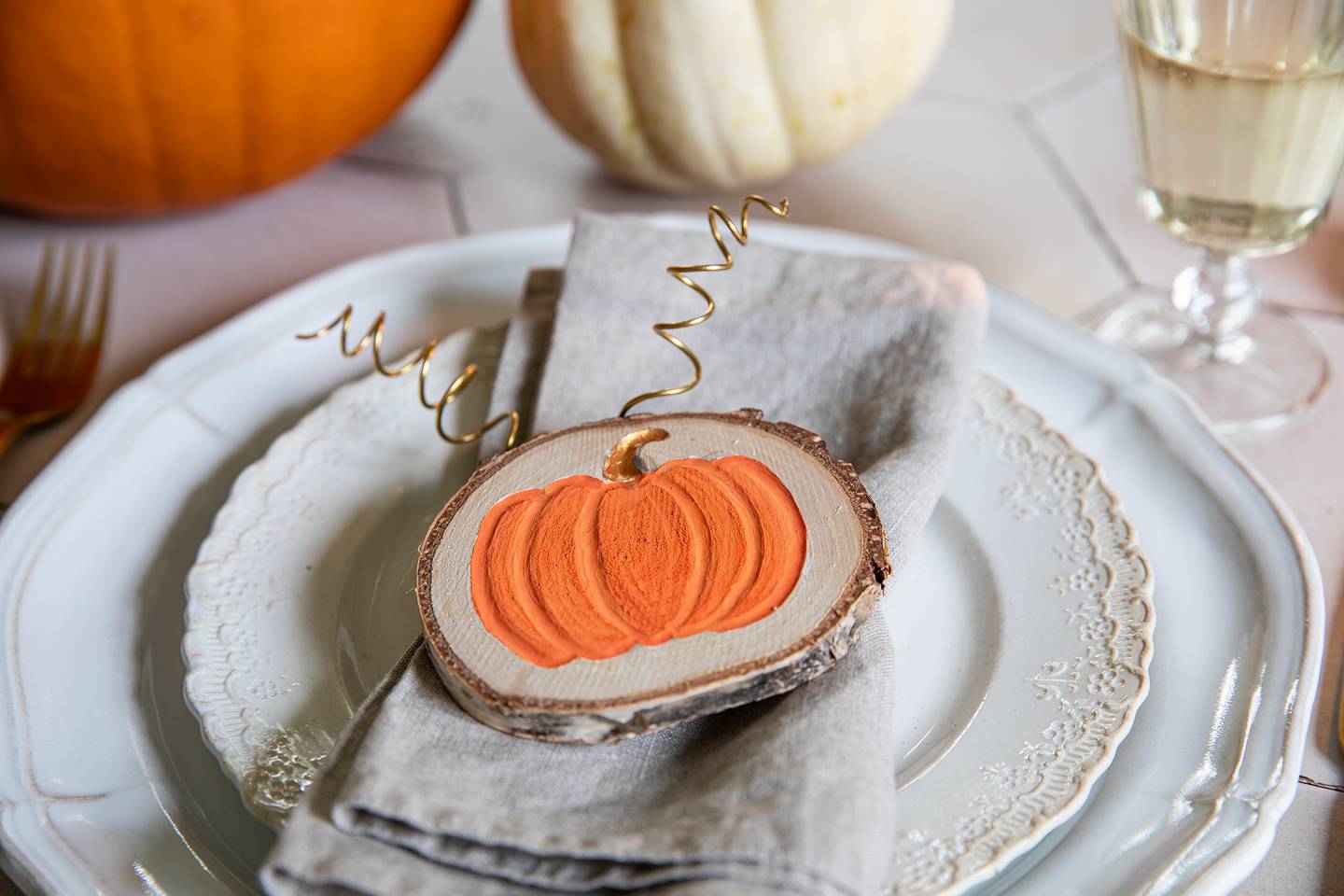 Pumpatider – pumpor i relief på träskyltar