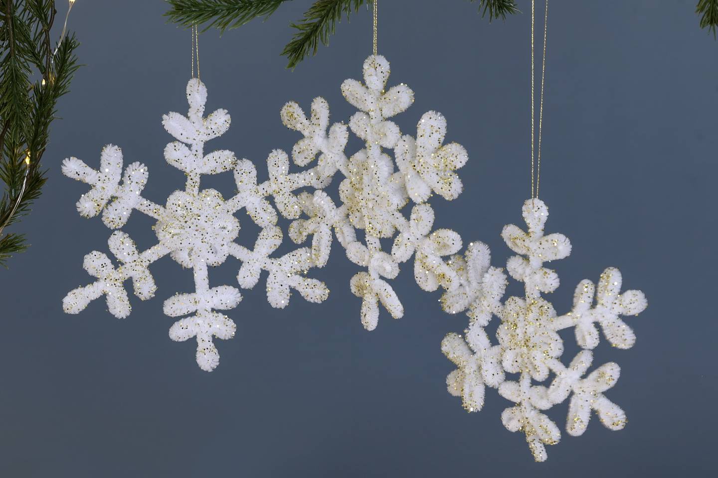 Glittrande sn&ouml;flingor av piprensare