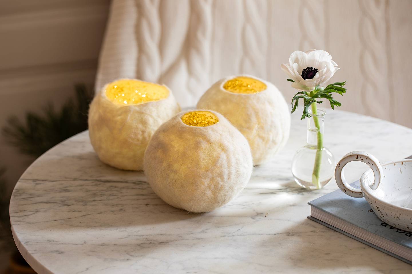 Tovade sn&ouml;bollslyktor med gnistrande guldglitter