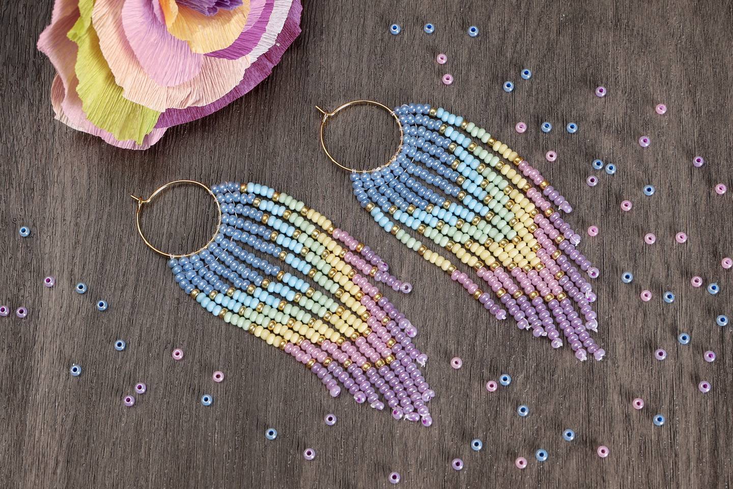 L&aring;nga &ouml;rhängen av Rocaillepärlor