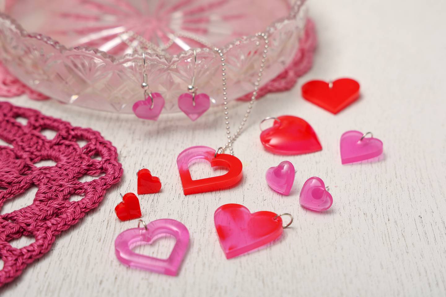 Hj&auml;rtliga smycken i resin