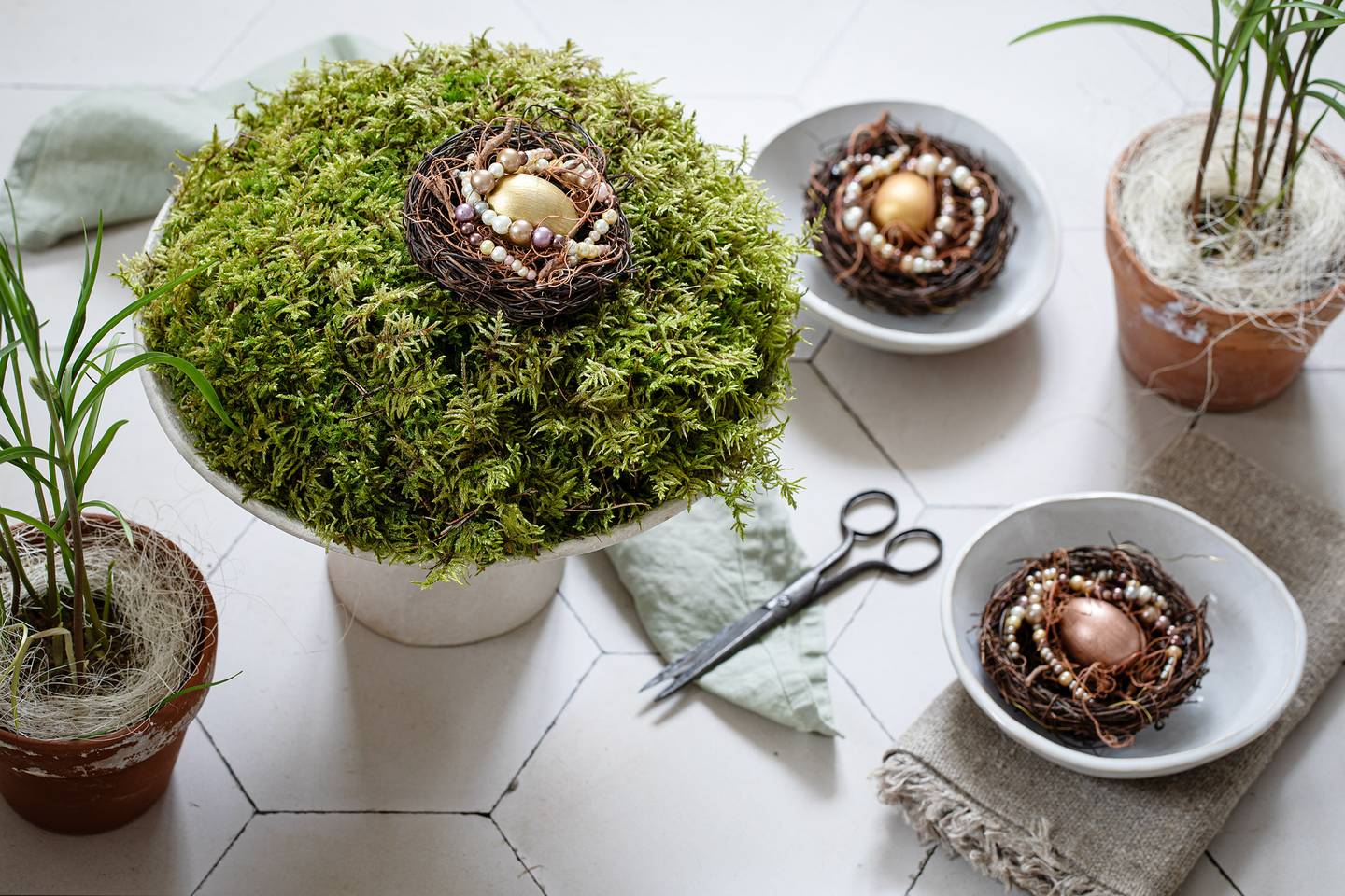 P&aring;skh&ouml;nan v&auml;rper guld&auml;gg &ndash; f&aring;gelbon som p&aring;skpyn