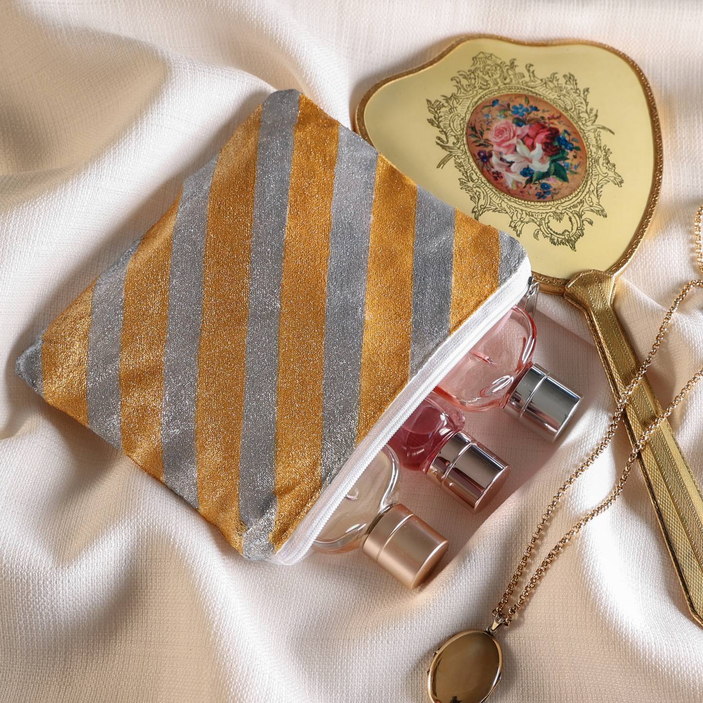 Necess&auml;r i metalliska r&auml;nder