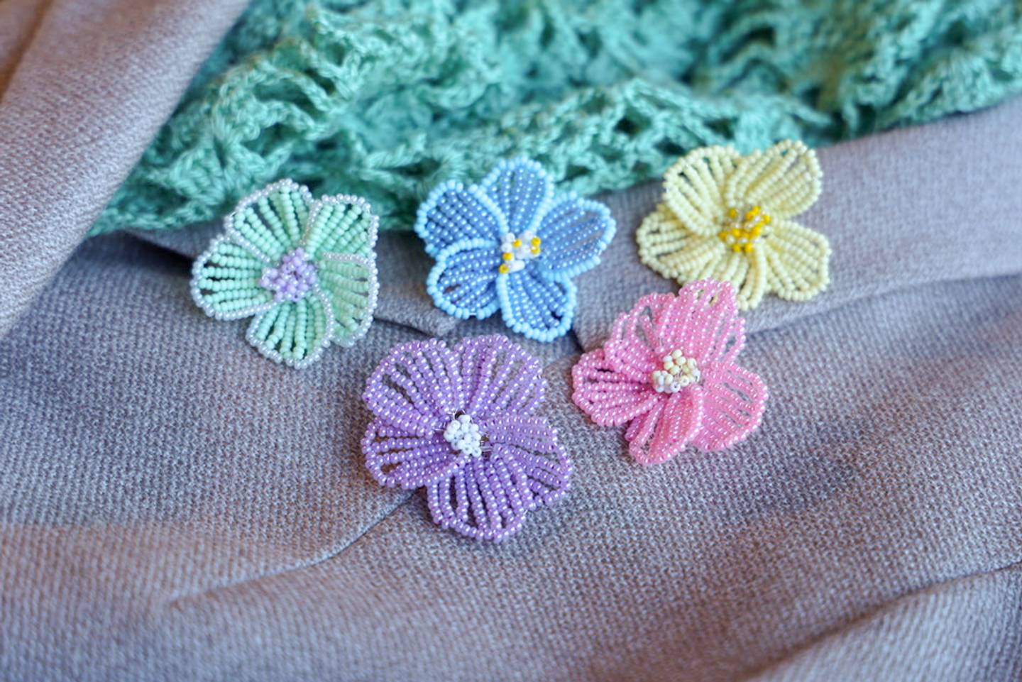 V&aring;ren &auml;r h&auml;r &ndash; och det &auml;r dags att b&ouml;rja inspireras inf&ouml;r sommaren. Fyll hemmet med b&aring;de tradition och personliga skapelser som f&aring;ngar s&auml;songens ljus, f&auml;rger och skapargl&auml;dje.  H&auml;r hittar du inspiration, tips och tydliga steg-f&ouml;r-steg-beskrivningar &ndash; fr&aring;n somriga dekorationer och blomstrande arrangemang till sm&aring; detaljer som ger ditt hem en unik och personlig k&auml;nsla.  L&aring;t dig inspireras och uppt&auml;ck nya favoriter att skapa sj&auml;lv inf&ouml;r sommarens alla stunder.Skapa blommande broscher av rocaillep&auml;rlor i pastell.