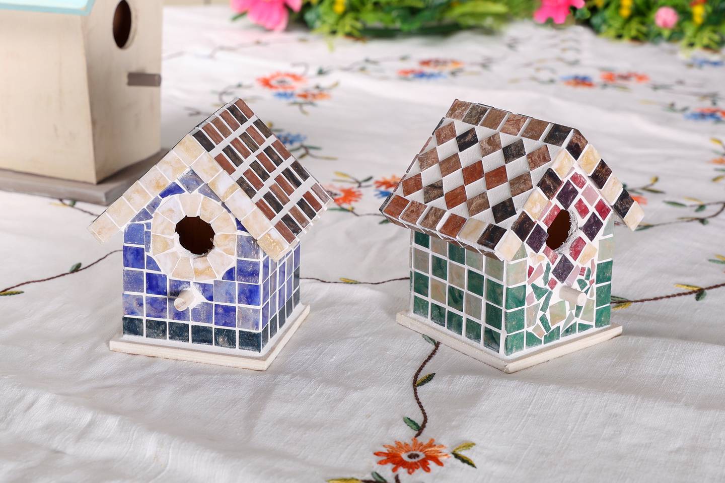 F&auml;rgglada f&aring;gelholkar i mosaik