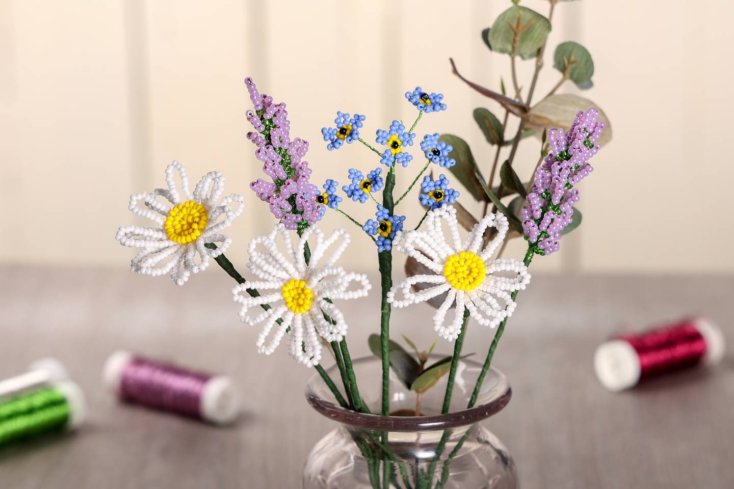 Miniblommor av glasp&auml;rlor &ndash; french beading