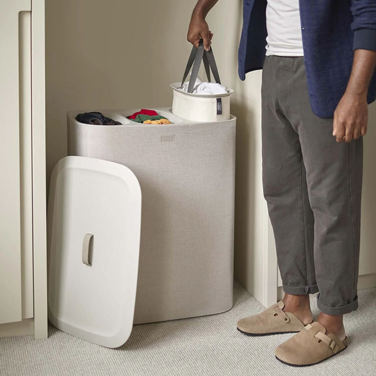 Skittentøyskurv med sorteringsrom Skittentøyskurv med sorteringsrom