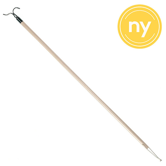 Nå dina galgar, stång i trä med krok, REACH BAR, 100 cm, Vitbetsad