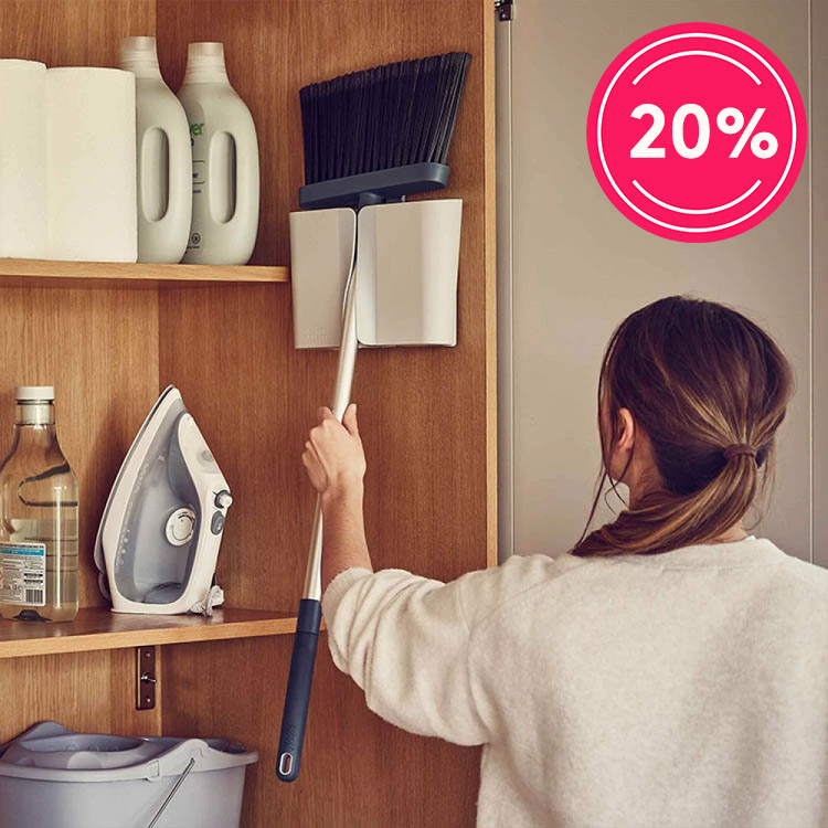 Sopkvast med h&aring;llare och v&auml;ggf&auml;ste