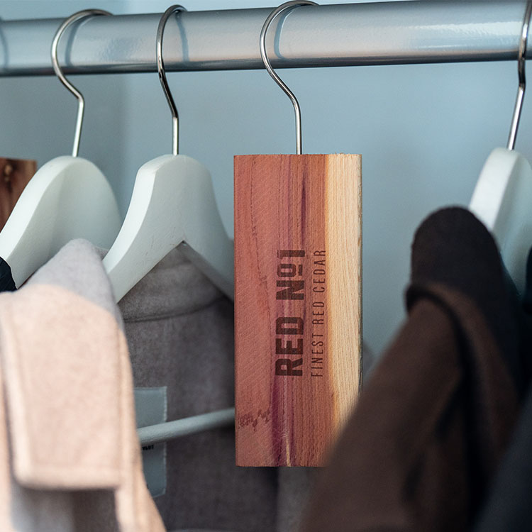 R&ouml;dcederblock med h&auml;ngare, 6-pack