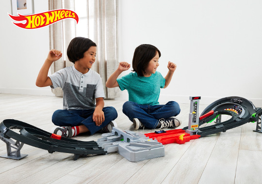 Hot Wheels Racing Formula 1 Grand Prix Circuit Track Set with 3 Die-Cast Cars